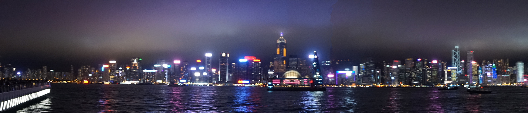 LED照明を多く使っている香港ビクトリア湾の風景